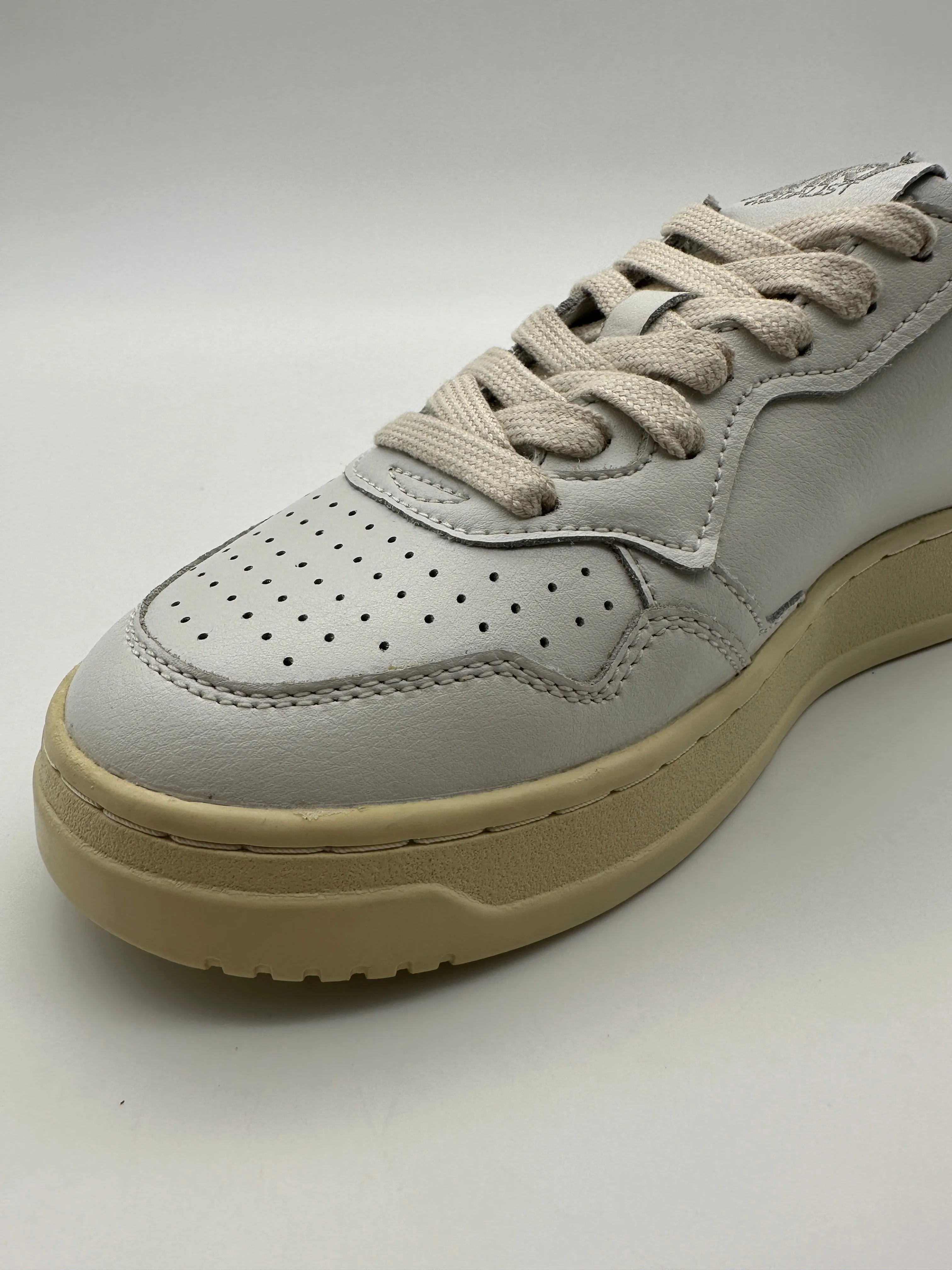 Autry 01 Low Sneakers